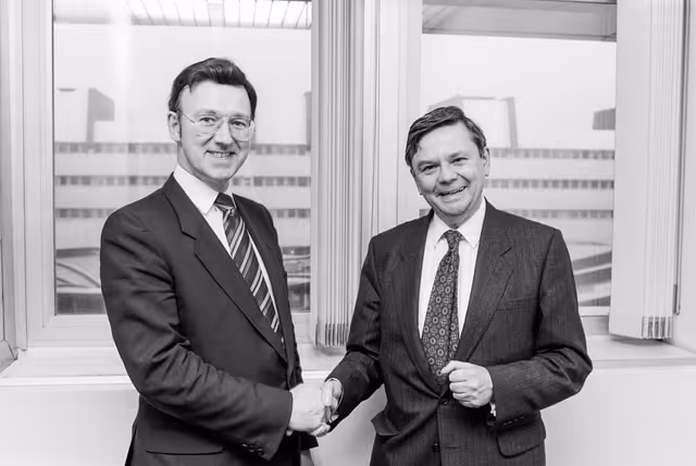 Foto 23: MEP Peter PRICE meets with a guest at the European Parliament in Strasbourg