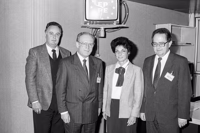 Foto 34: MEP's Siegbert ALBER and Diemut THEATO meet with guests at the EP in Strasbourg