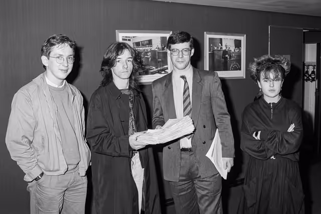 Foto 12: MEP David MARTIN meets with guests at the EP in Strasbourg and receives a petition.