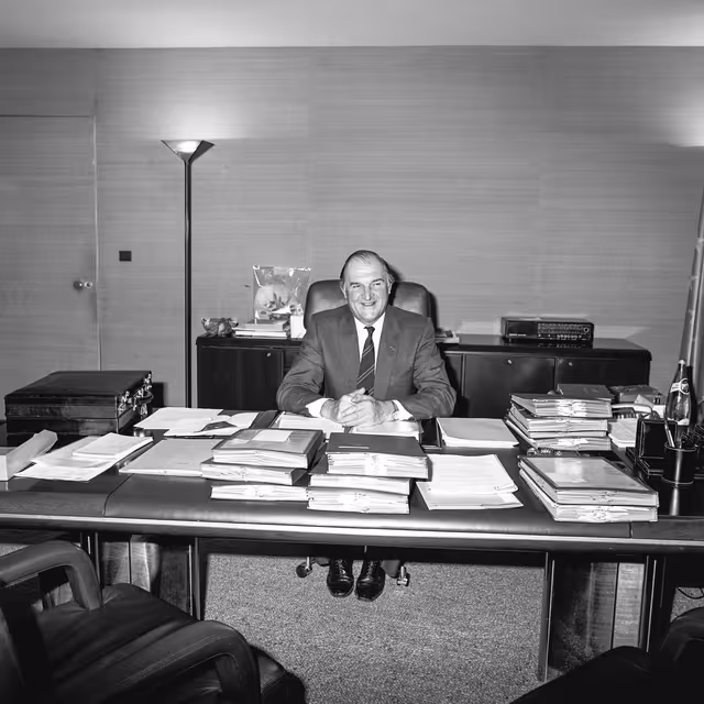 Foto 13: Portrait of Lord Henri PLUMB, EP President i his office at the EP in Strasbourg