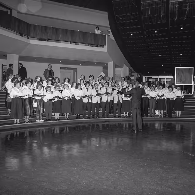 Снимка 2: Choir performance at the EP in Strasbourg