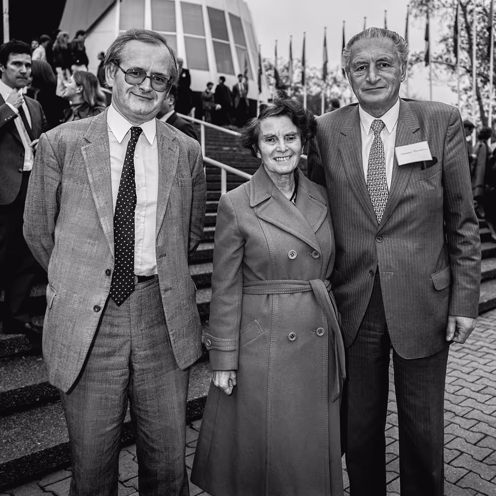 Dimitrios DESSYLAS and Herbert GOLOSMITH with visitors