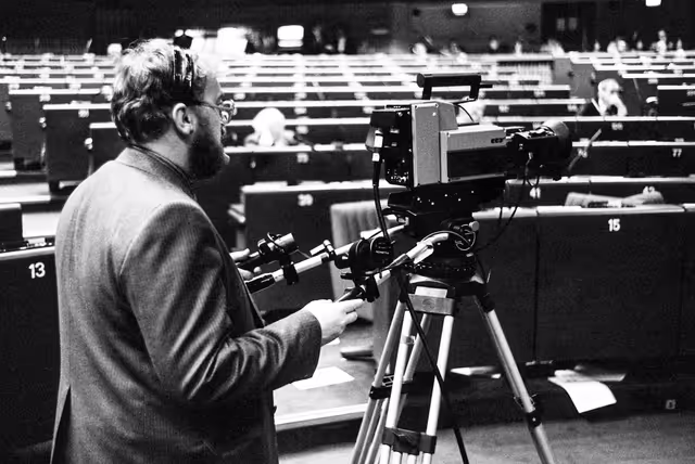 Nuotrauka 2: A cameraman films during a plenary session at the European Parliament