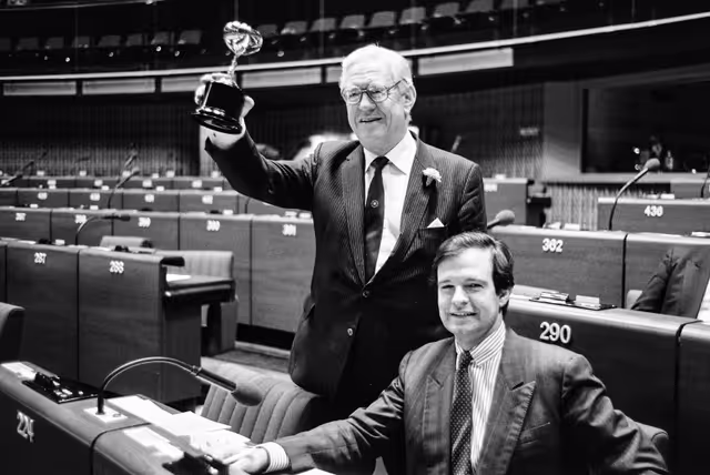 Fotografie 7: The MEPs Madron Richard SELIGMAN and James ELLES in Strasbourg in February 1988.