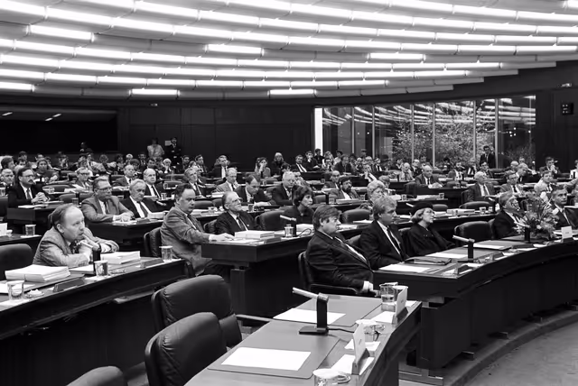 Foto 1: The Robert Schuman medal of the EPP group is posthumously awarded to Heinrich AIGNER