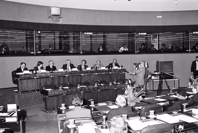 Foto 6: The Robert Schuman medal of the EPP group is posthumously awarded to Heinrich AIGNER