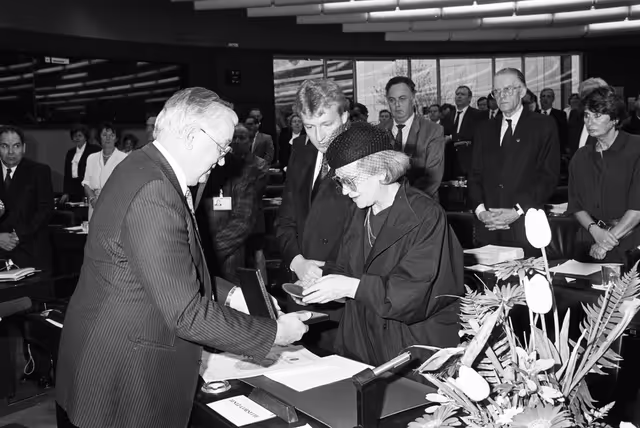Foto 10: The Robert Schuman medal of the EPP group is posthumously awarded to Heinrich AIGNER