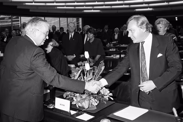 Foto 3: The Robert Schuman medal of the EPP group is posthumously awarded to Heinrich AIGNER