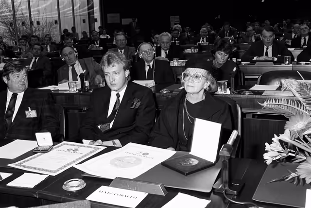 Foto 7: The Robert Schuman medal of the EPP group is posthumously awarded to Heinrich AIGNER