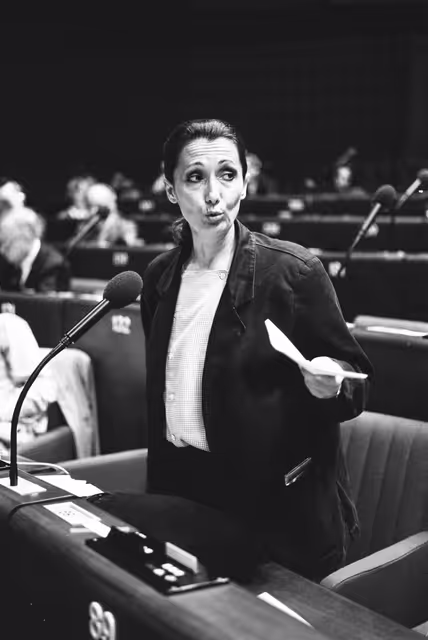 Fotografia 1: MEP Carla BARBARELLA during a session in Strasbourg on May 1988.