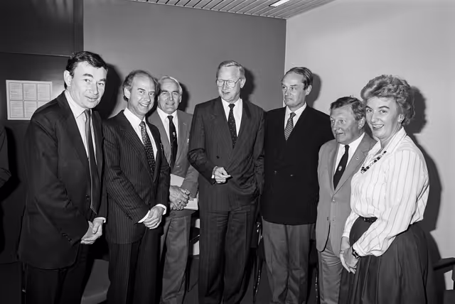 Fotagrafa 5: MEPs Margaret DALY and Edward NEWMAN with European Commissioner for Agriculture meet with piefarmers