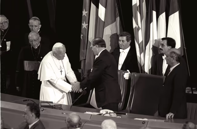 Fotografie 22: Pope John Paul II makes an official visit to the EP in Strasbourg