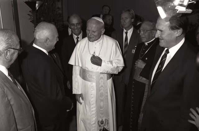 Fotografie 11: Pope John Paul II makes an official visit to the EP in Strasbourg