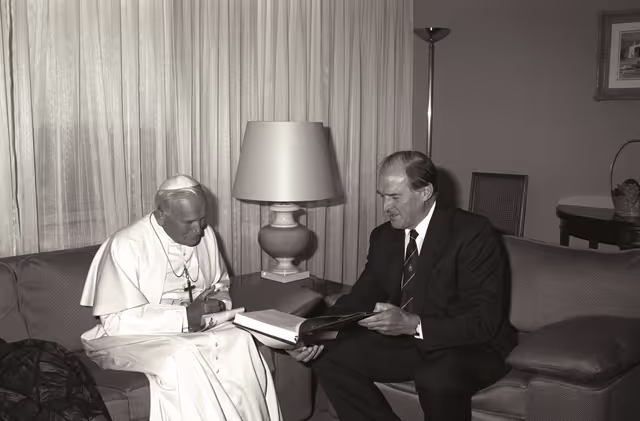 Fotografie 20: Pope John Paul II makes an official visit to the EP in Strasbourg
