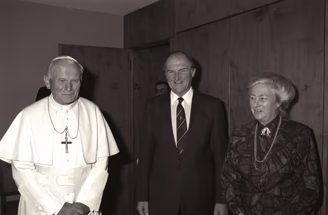 Fotografie 6: Pope John Paul II makes an official visit to the EP in Strasbourg