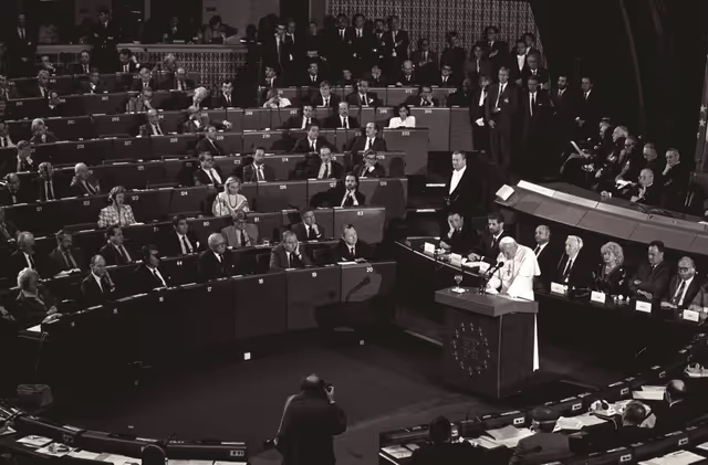 Fotografie 10: Pope John Paul II makes an official visit to the EP in Strasbourg
