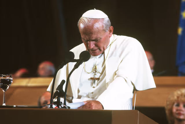 Fotografie 12: Pope John Paul II makes an official visit to the EP in Strasbourg