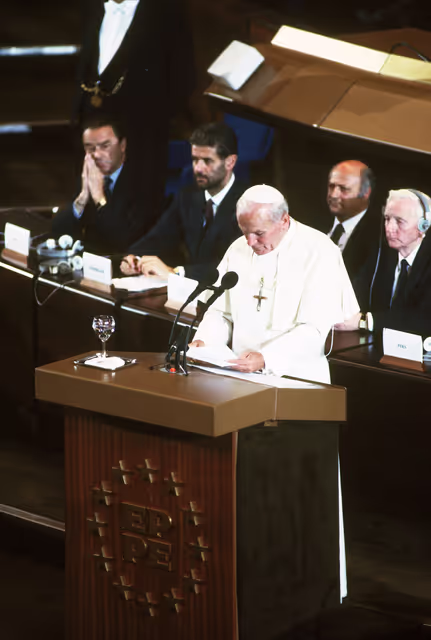 Fotografie 15: Pope John Paul II makes an official visit to the EP in Strasbourg