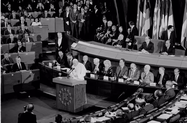 Fotografie 16: Pope John Paul II makes an official visit to the EP in Strasbourg