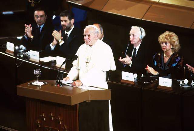 Fotografie 19: Pope John Paul II makes an official visit to the EP in Strasbourg