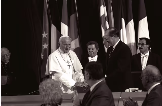 Fotografie 23: Pope John Paul II makes an official visit to the EP in Strasbourg