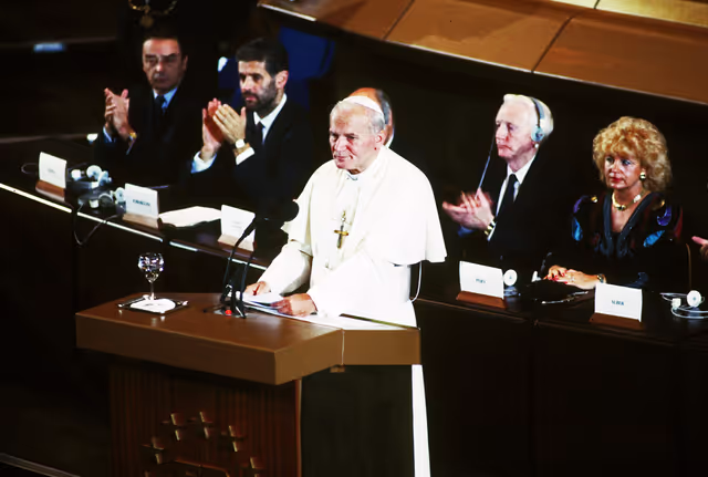Fotografie 8: Pope John Paul II makes an official visit to the EP in Strasbourg