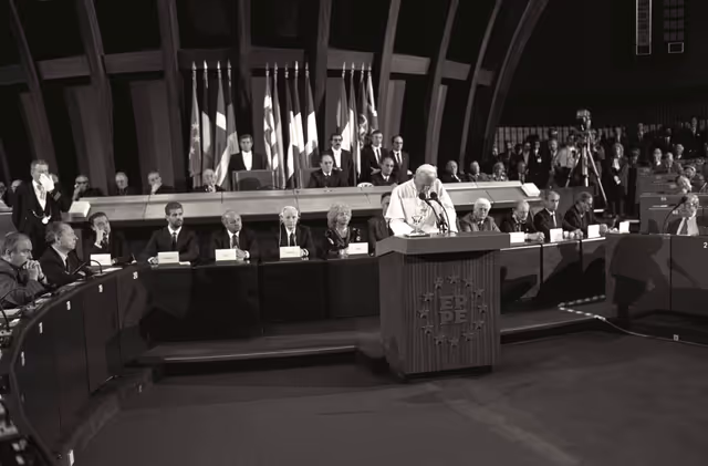 Fotografie 21: Pope John Paul II makes an official visit to the EP in Strasbourg