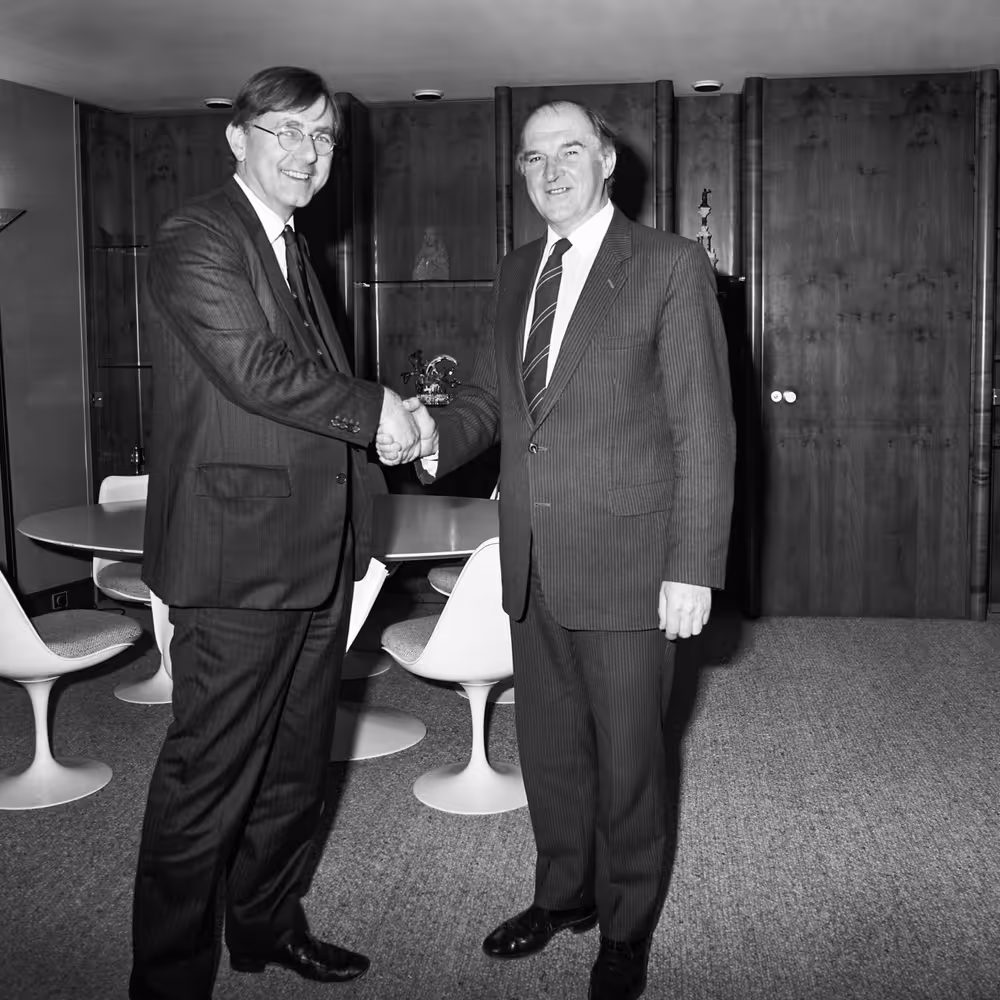 EP President meets with British MP Peter BOTTOMLEY in December 1988