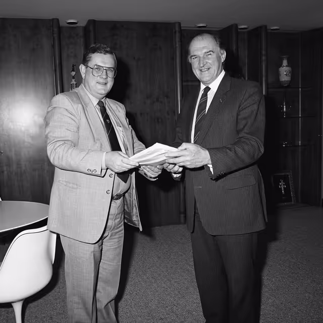 Foto 1: MEP John TOMLINSON hands over a petition to EP President in December 1988