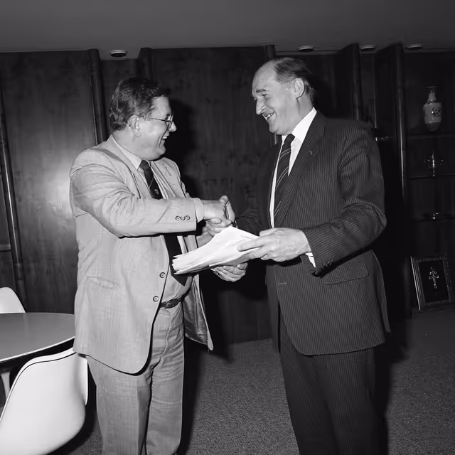Foto 2: MEP John TOMLINSON hands over a petition to EP President in December 1988