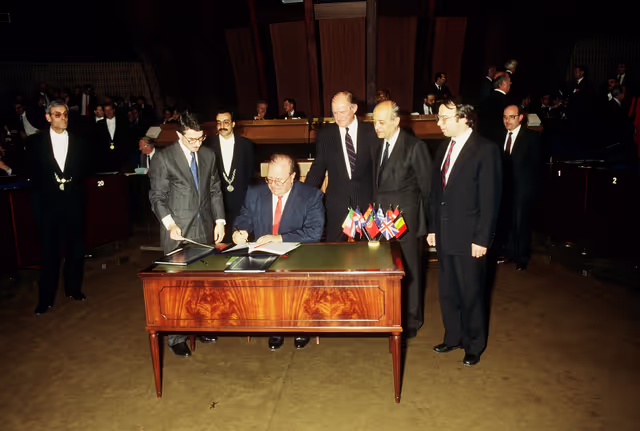 Billede 21: Signing of the Budget agreement at the EP in Strasbourg.