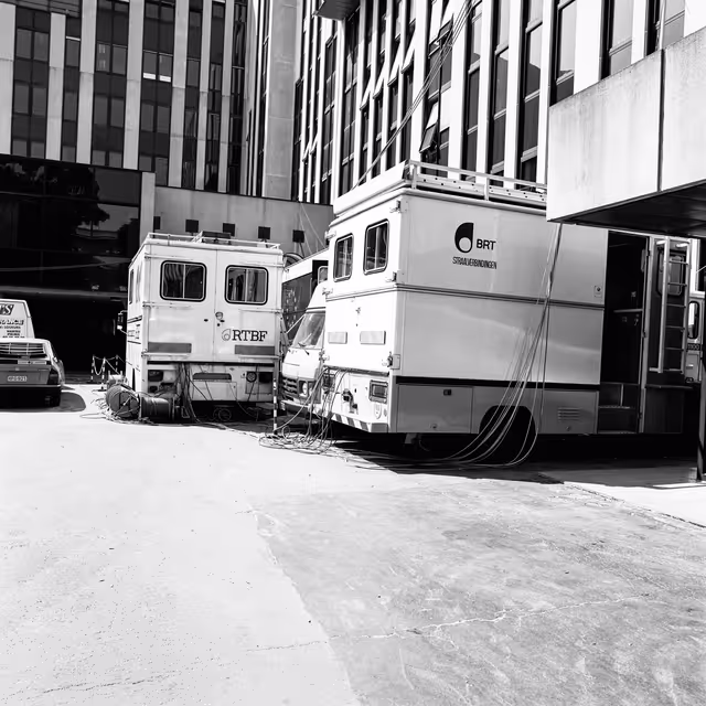 Zdjęcie 5: RTBf truck in front of the European Parliament during European Elections 1989
