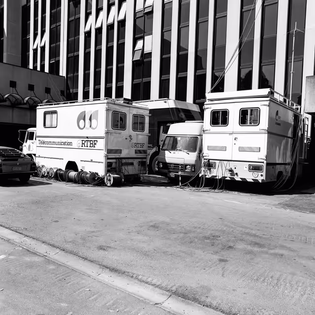Zdjęcie 4: RTBf truck in front of the European Parliament during European Elections 1989
