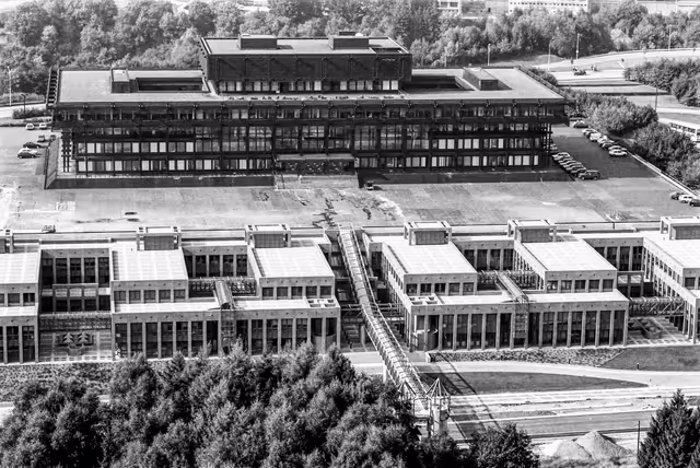 Fotografie 6: General view of the Kirchberg Plateau in Luxembourg - Cube building and Law Court