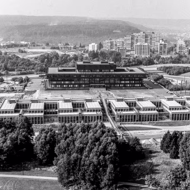 Fotografie 9: General view of the Kirchberg Plateau in Luxembourg - Cube building and Law Court