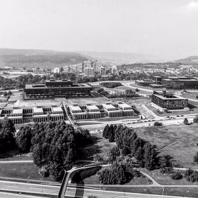 Fotografie 7: General view of the Kirchberg Plateau in Luxembourg - Cube building and Law Court