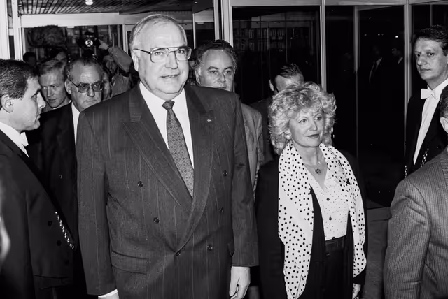 Fotagrafa 36: Arrival of Helmut KOHL, German Chancellor for the Formal Sitting on the Situation in Eastern Europe after the Fall of the Berlin Wall at the EP in Strasbourg