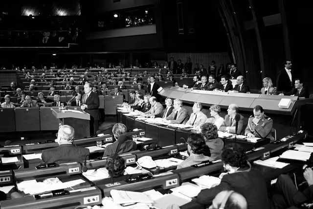 Fotagrafa 4: Address by Francois MITTERRAND, President of France and President-in-office of the European Council in Formal Sitting on the Situation in Eastern Europe after the Fall of the Berlin Wall at the EP in Strasbourg