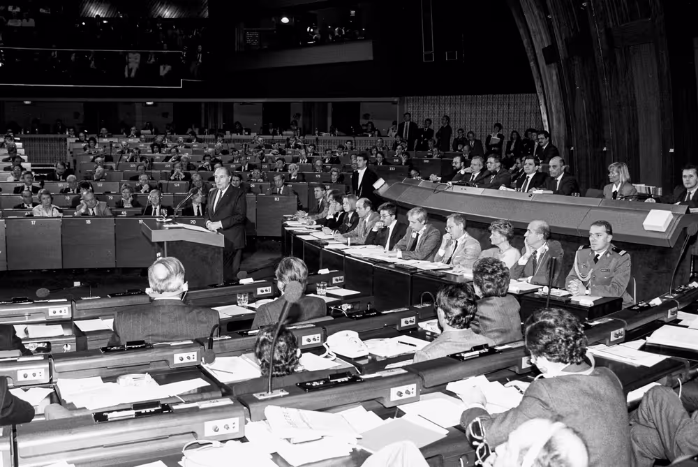 Address by Francois MITTERRAND, President of France and President-in-office of the European Council in Formal Sitting on the Situation in Eastern Europe after the Fall of the Berlin Wall at the EP in Strasbourg