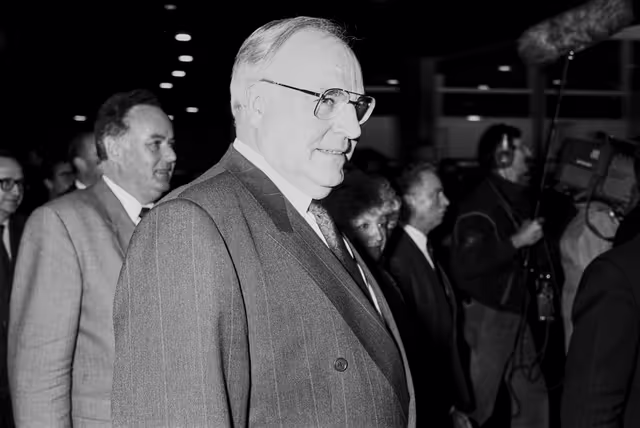 Fotagrafa 30: Arrival of Helmut KOHL, German Chancellor for the Formal Sitting on the Situation in Eastern Europe after the Fall of the Berlin Wall at the EP in Strasbourg