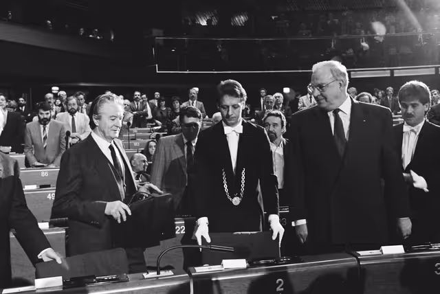 Fotagrafa 42: Formal Sitting on the Situation in Eastern Europe after the Fall of the Berlin Wall at the EP in Strasbourg