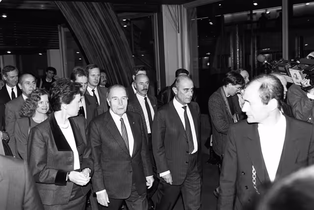 Fotagrafa 37: Departure of Francois MITTERRAND, President of France and President-in-office of the European Council following the Formal Sitting on the Situation in Eastern Europe after the Fall of the Berlin Wall at the EP in Strasbourg