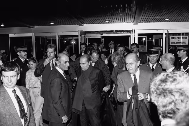 Fotagrafa 38: Departure of Francois MITTERRAND, President of France and President-in-office of the European Council following the Formal Sitting on the Situation in Eastern Europe after the Fall of the Berlin Wall at the EP in Strasbourg