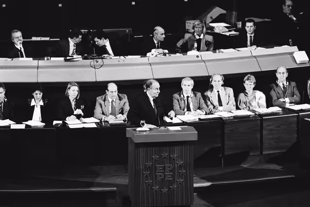 Fotagrafa 2: Address by Francois MITTERRAND, President of France and President-in-office of the European Council in Formal Sitting on the Situation in Eastern Europe after the Fall of the Berlin Wall at the EP in Strasbourg