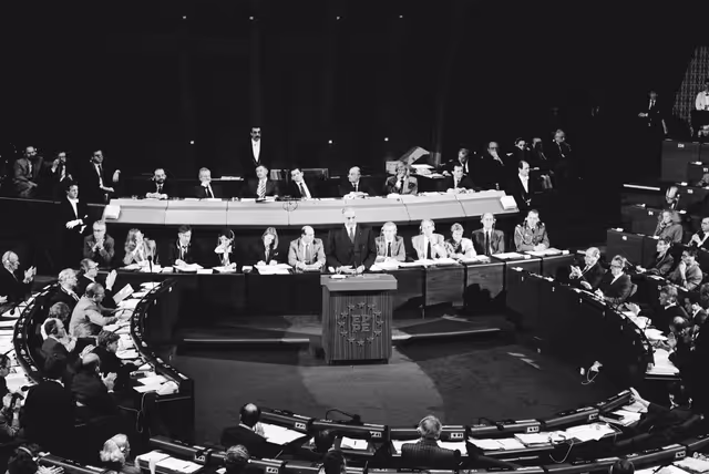 Fotagrafa 5: Address by Helmut KOHL, German Chancellor in Formal Sitting on the Situation in Eastern Europe after the Fall of the Berlin Wall at the EP in Strasbourg