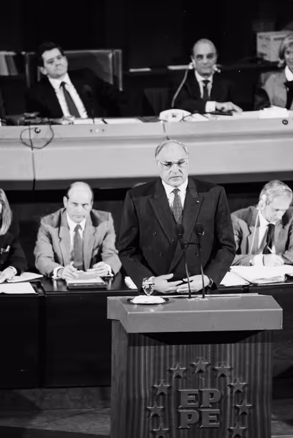 Fotagrafa 10: Address by Helmut KOHL, German Chancellor in Formal Sitting on the Situation in Eastern Europe after the Fall of the Berlin Wall at the EP in Strasbourg
