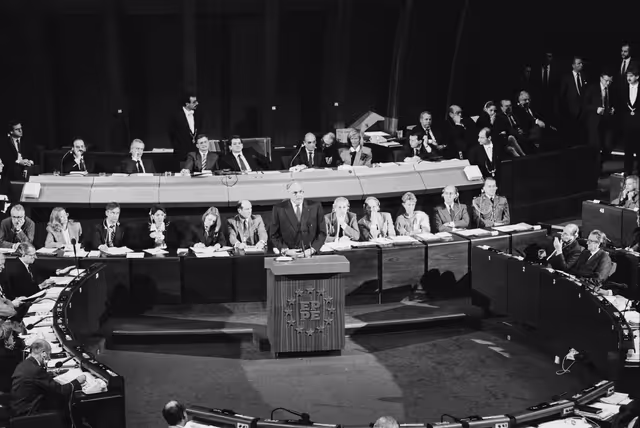 Fotagrafa 14: Address by Helmut KOHL, German Chancellor in Formal Sitting on the Situation in Eastern Europe after the Fall of the Berlin Wall at the EP in Strasbourg