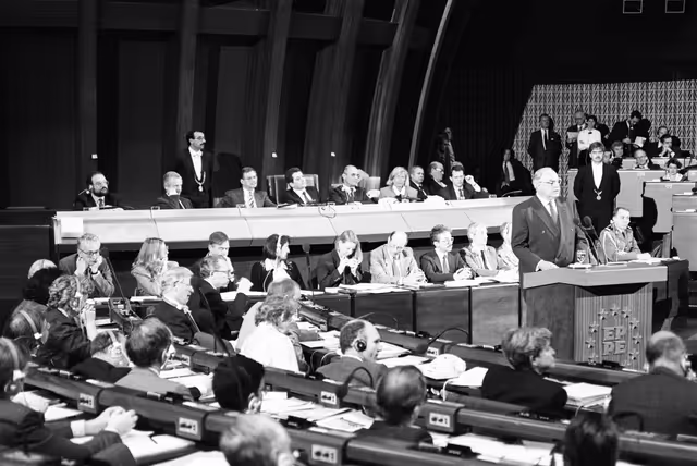 Fotagrafa 7: Address by Helmut KOHL, German Chancellor in Formal Sitting on the Situation in Eastern Europe after the Fall of the Berlin Wall at the EP in Strasbourg