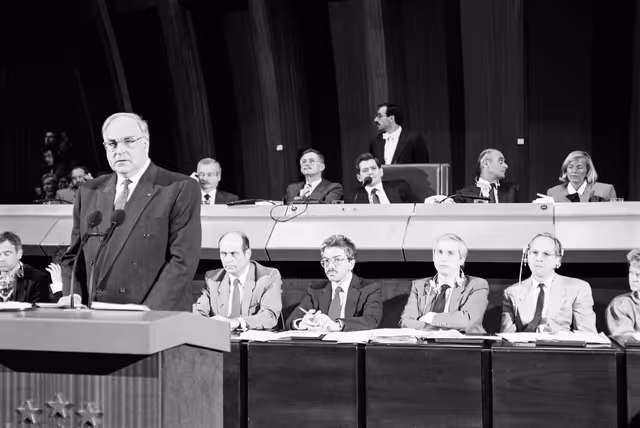 Fotagrafa 6: Address by Helmut KOHL, German Chancellor in Formal Sitting on the Situation in Eastern Europe after the Fall of the Berlin Wall at the EP in Strasbourg