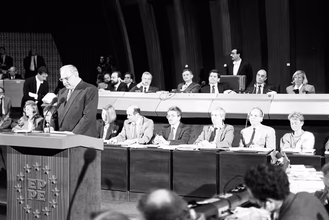 Fotagrafa 15: Address by Helmut KOHL, German Chancellor in Formal Sitting on the Situation in Eastern Europe after the Fall of the Berlin Wall at the EP in Strasbourg